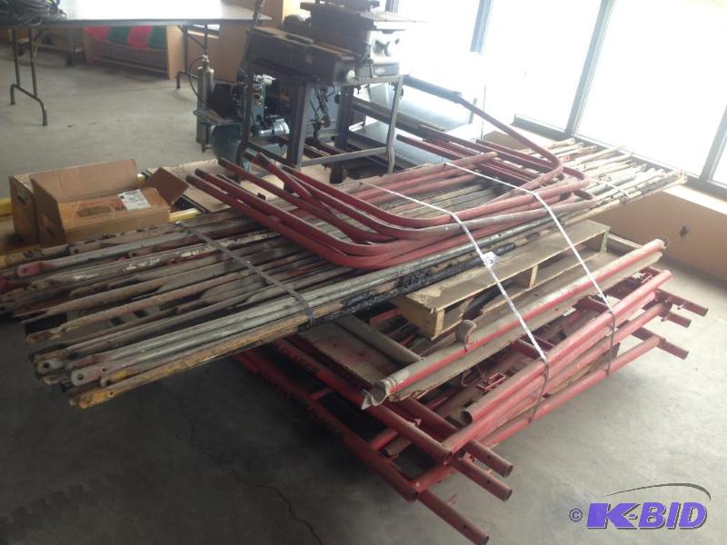 lot 95 image: Pallet lots of scaffolding ends and braces....