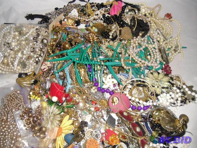 lot 20006 image: 9 pounds of Junk Costume Jewelry - Broken Jewelry for Parts or Crafts