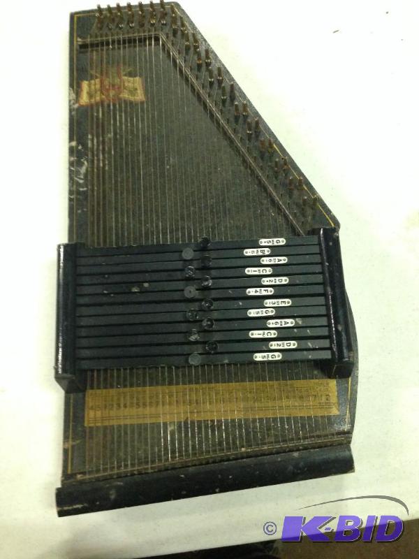 lot 10 image: Zimmerman Model 73 Auto Harp with manaul and...