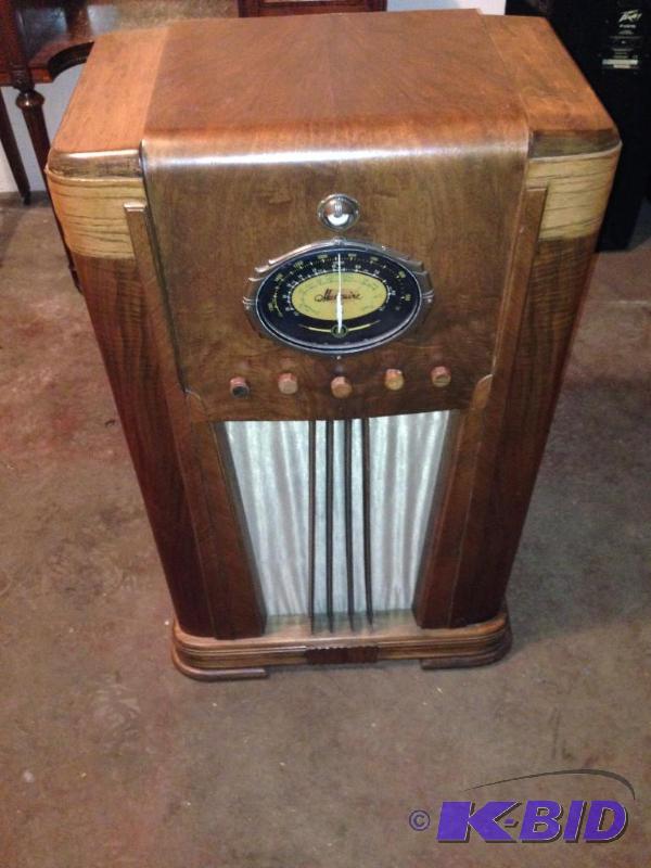 lot 4 image: Radio Runs on 6volt battery Musicaire 1930...