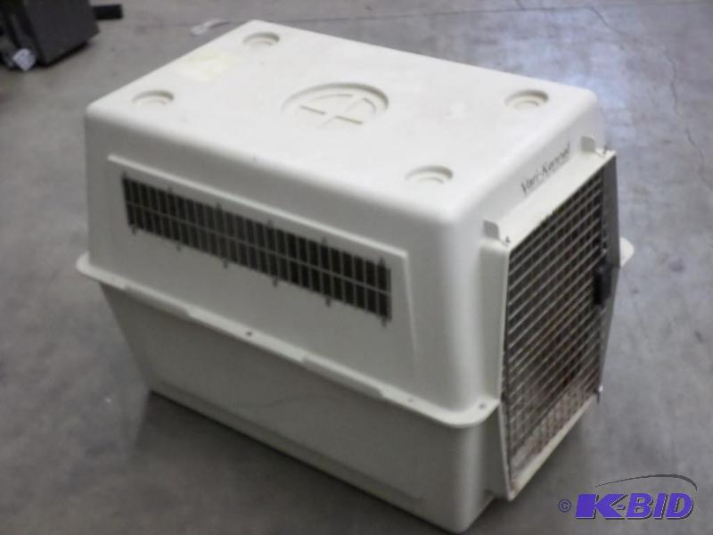lot 114 image: Vari-Kennel Pet Travel Kennel...
