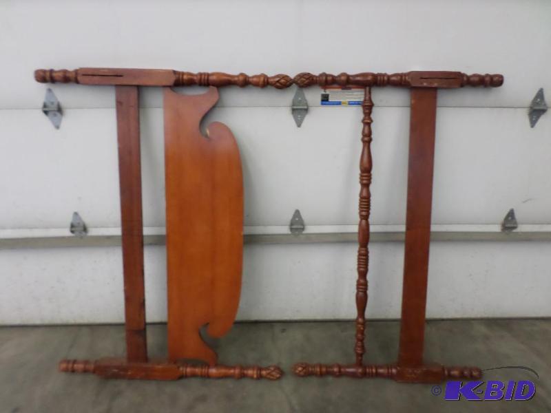 lot 120 image: Vintage Full-Sized Wooden Head & Foot Boa...