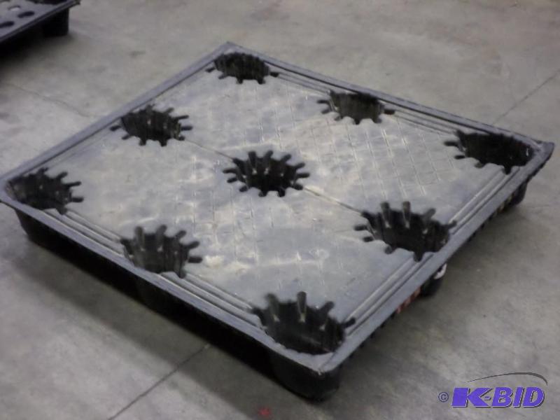 lot 19 image: Industrial Plastic Pallet With 2-Way Fork Poc...