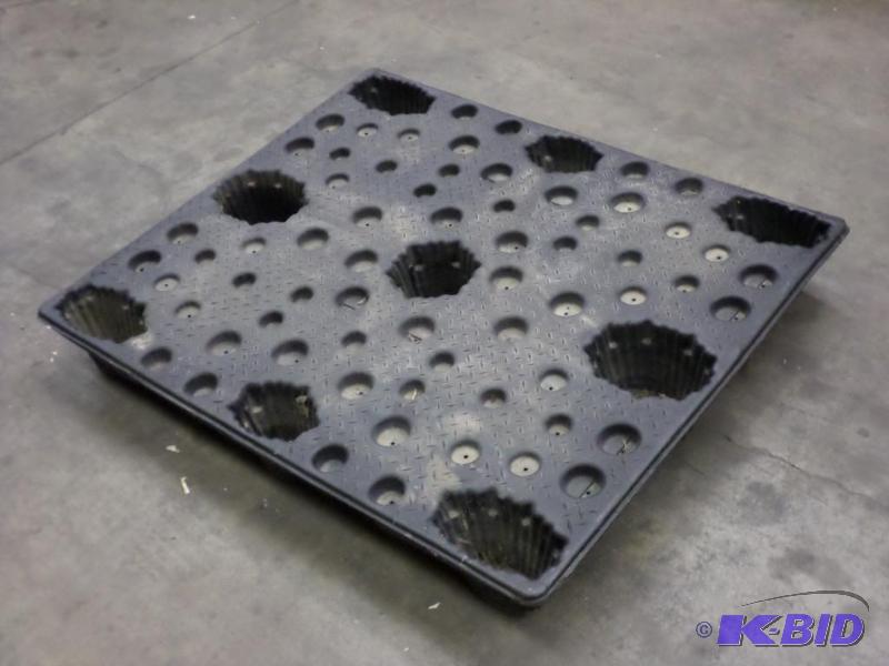 lot 20 image: Industrial Plastic Pallet With 2-Way Fork Poc...