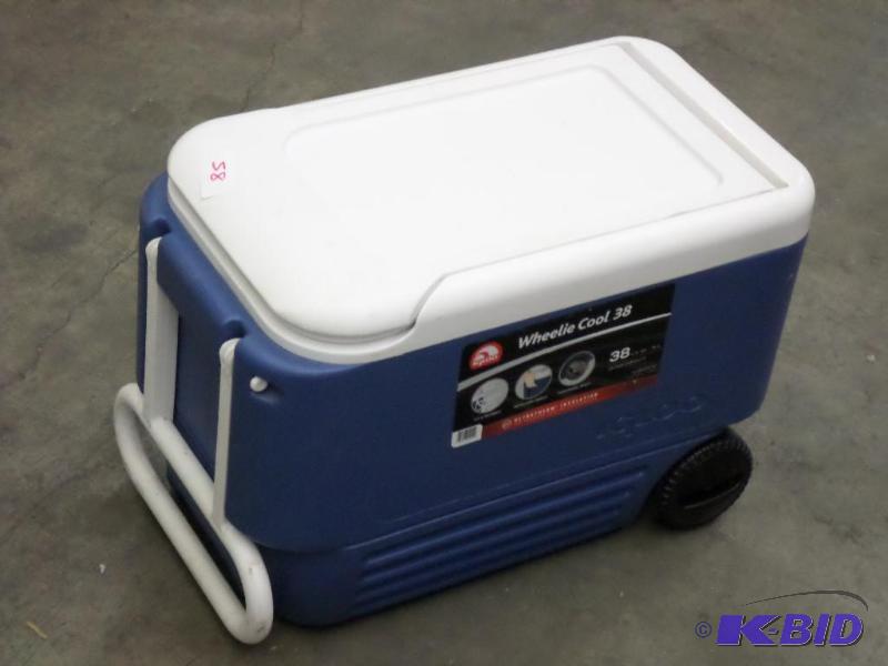 lot 58 image: Igloo Rolling Camp Cooler...