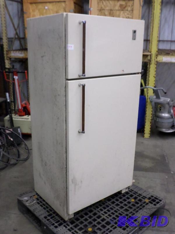 lot 77 image: Westinghouse RefrigeratorFreezer (Needs Clea...