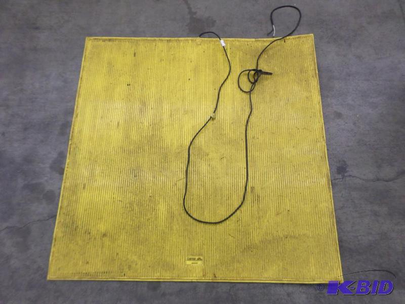 lot 82 image: Larco 4x4 Heavy Duty Heat Mat, Needs Cord P...