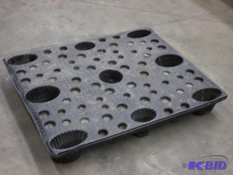 lot 98 image: Industrial Plastic Pallet With 2-Way Fork Poc...