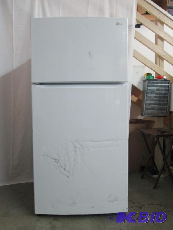 LARGE CAPACITY TOP FREEZER REFRIGERATOR WITH ICE MAKER (FITS A 33 OPENING)