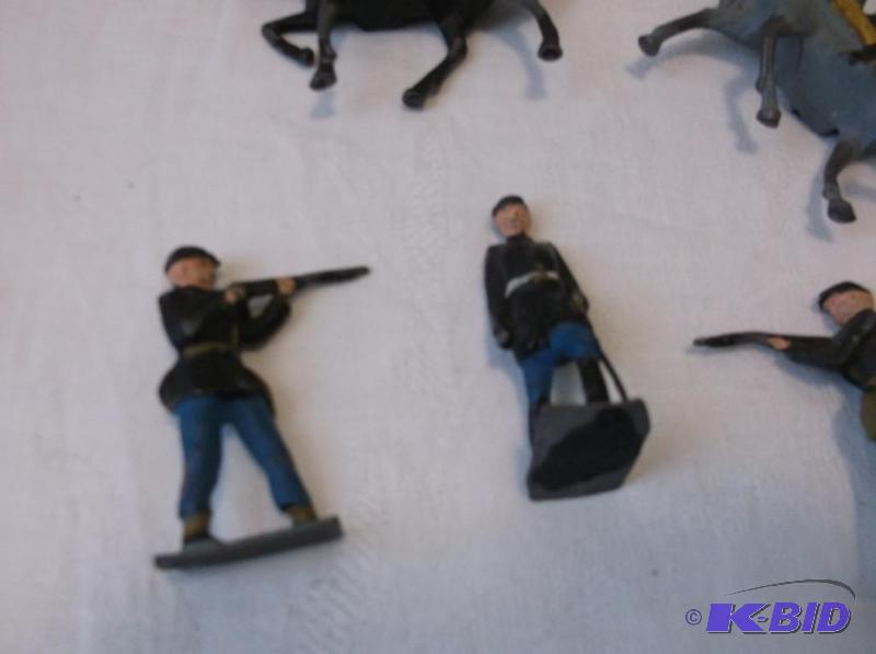 Lot with vintage lead soldiers in butter croc...