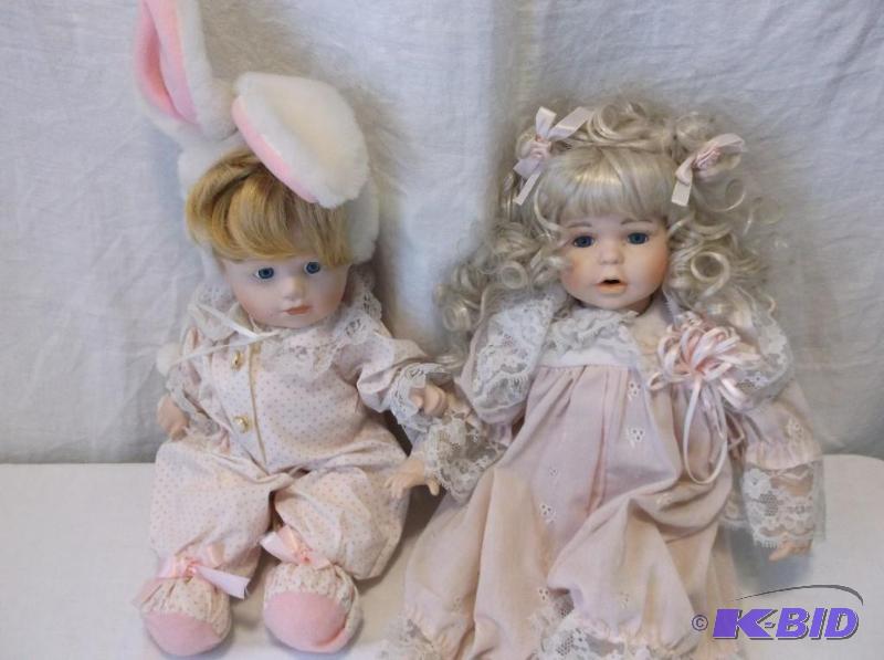 Lot with 2 porcelain dolls appear in good con...