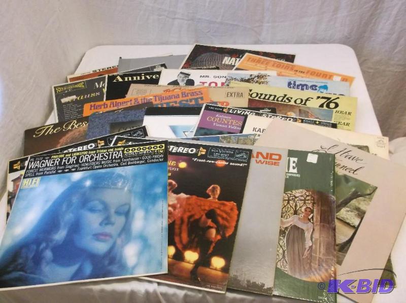 Nice lot with&nbsp25&nbsprecords Nat King C...