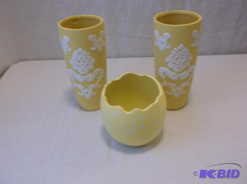 Beautiful vases appear in good condition....