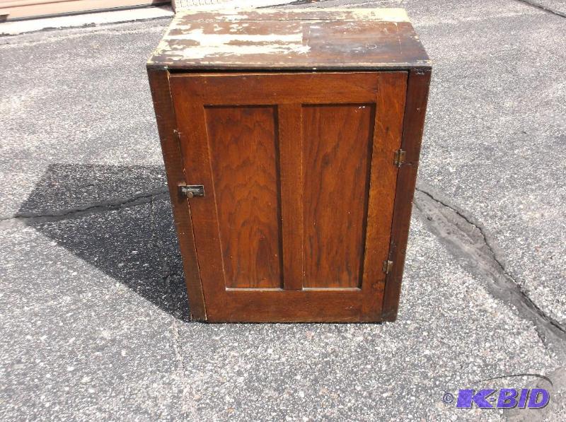 Vintage oak cabinet on casters measuring 26 1...