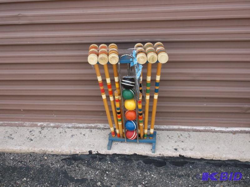 Croquet set appears in good condition....