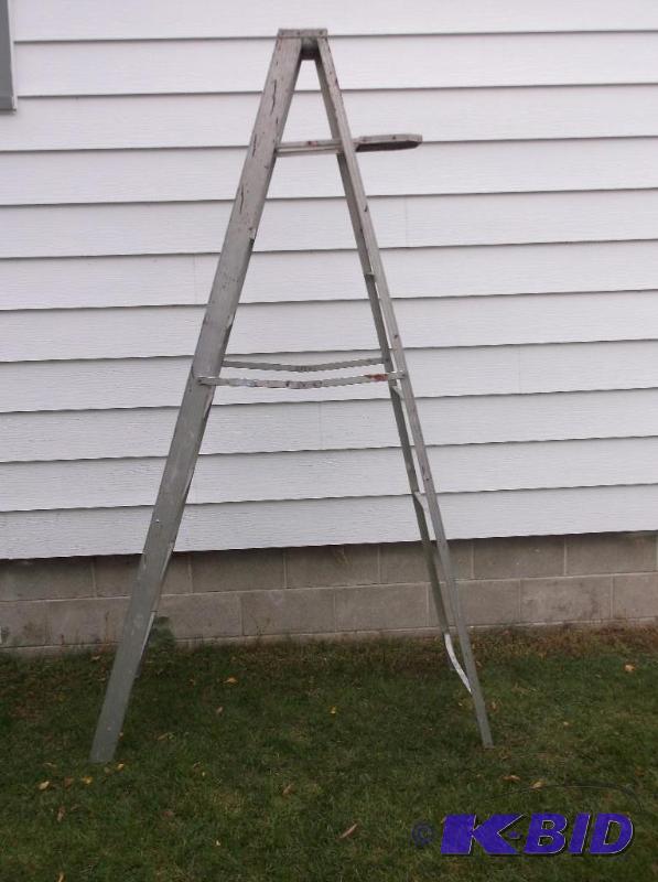 Aluminum ladder measuring 91&quot T appears ...