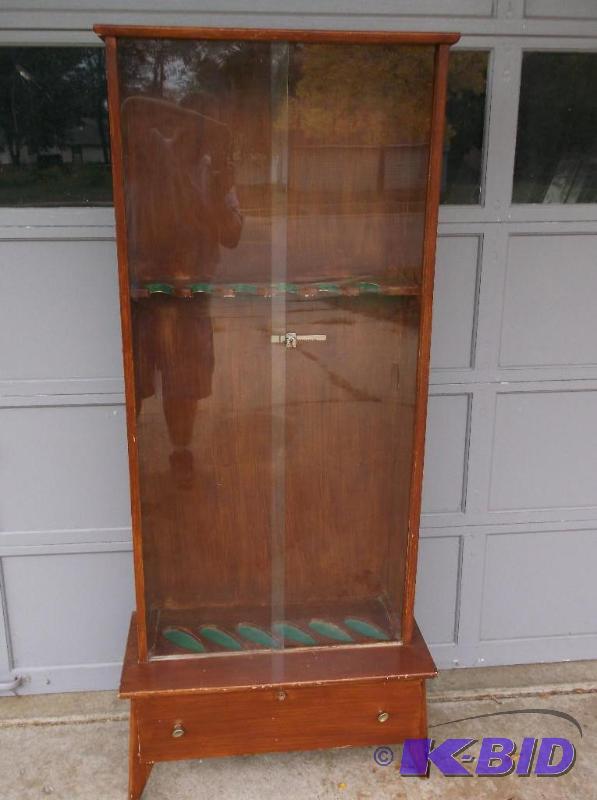 Nice solid wood 6 place gun cabinet with glas...