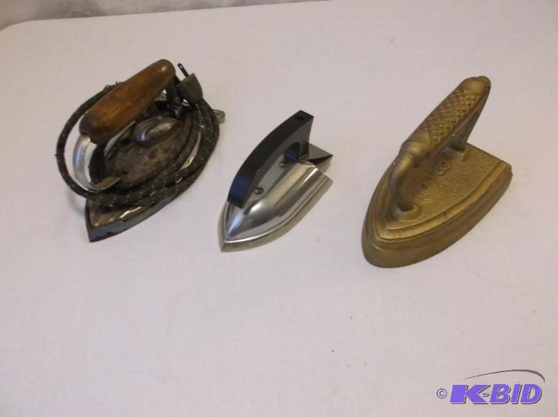 Lot with 3 vintage irons....