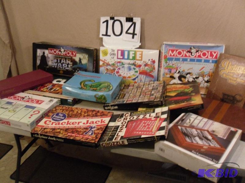 Lot of Assorted Games and Vintage Puzzles. So...