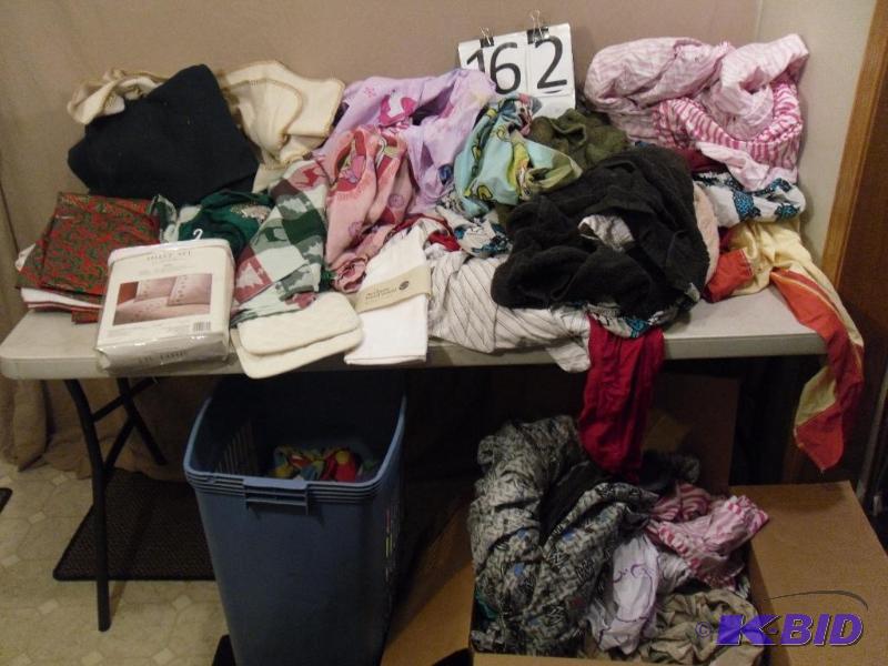 Large Lot of Assorted Towels, Blankets, Sheet...