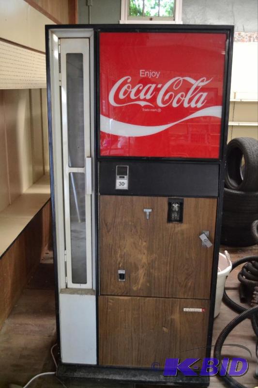 lot 1 image: Vintage Coca-Cola Machine