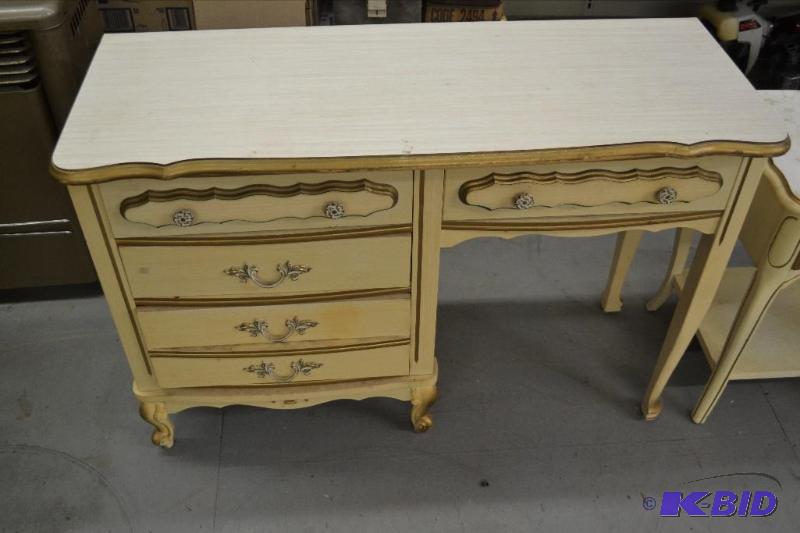 lot 150 image: Vintage Desk