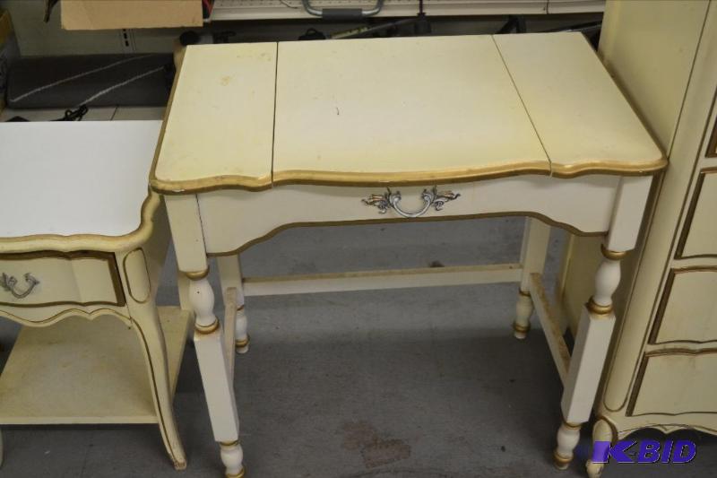 lot 152 image: Vintage Vanity