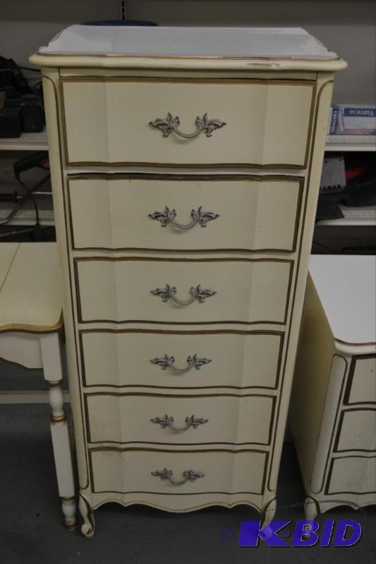 lot 153 image: Vintage Dresser