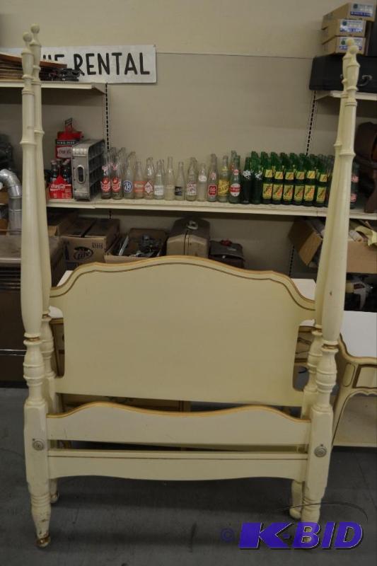 lot 157 image: Vintage Twin HeadFoot Board