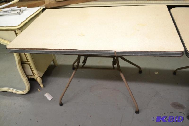 lot 165 image: Folding Table