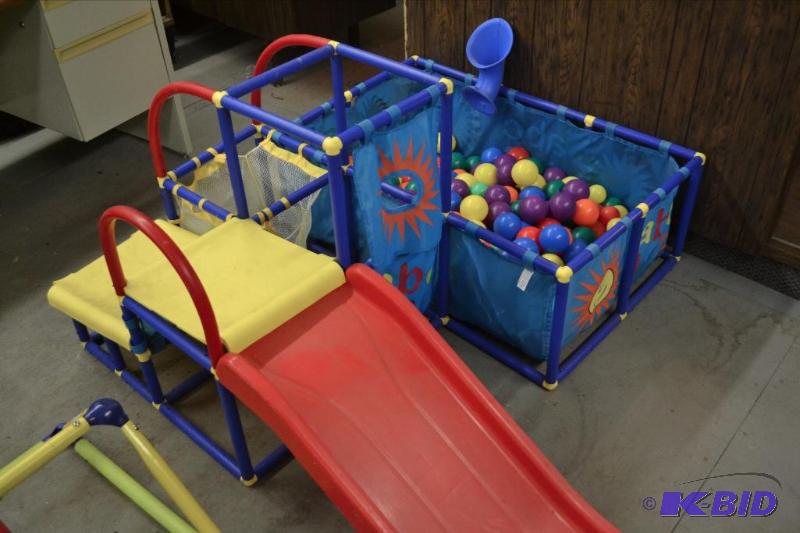 lot 168 image: Childrens Ball Pit and Slide set