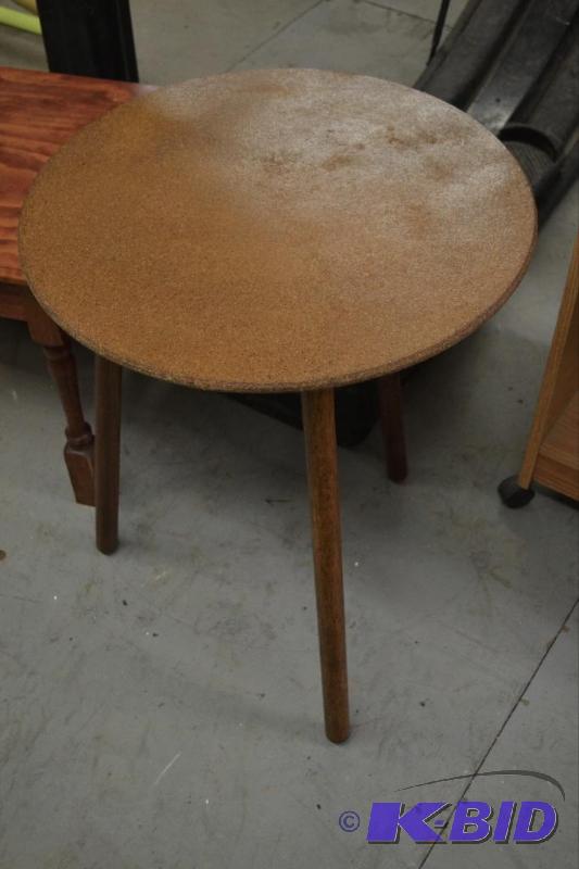 lot 187 image: Three Legged Table
