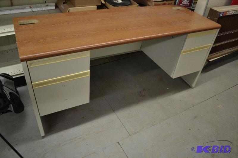lot 189 image: Desk