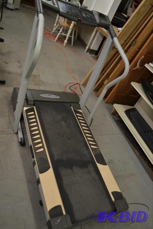 lot 195 image: Weslo Cadence 40.8 CT Treadmill
