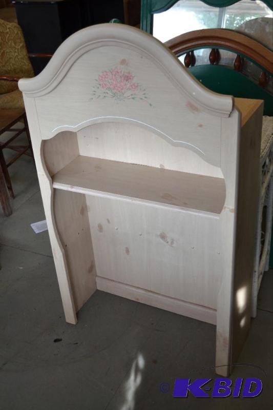 lot 219 image: Small Hutch