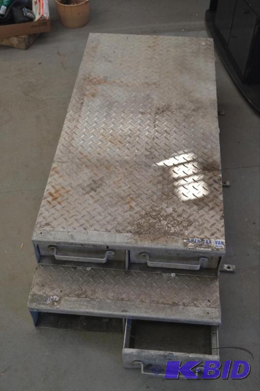 lot 26 image: Aluminum Tool Box