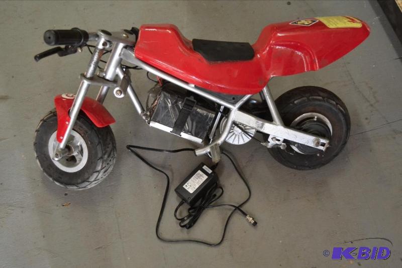 lot 33 image: Razor Electric Pocket Rocket