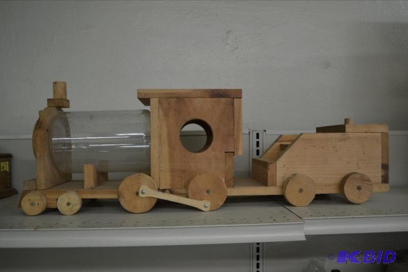 lot 36 image: Squirrel Feeder