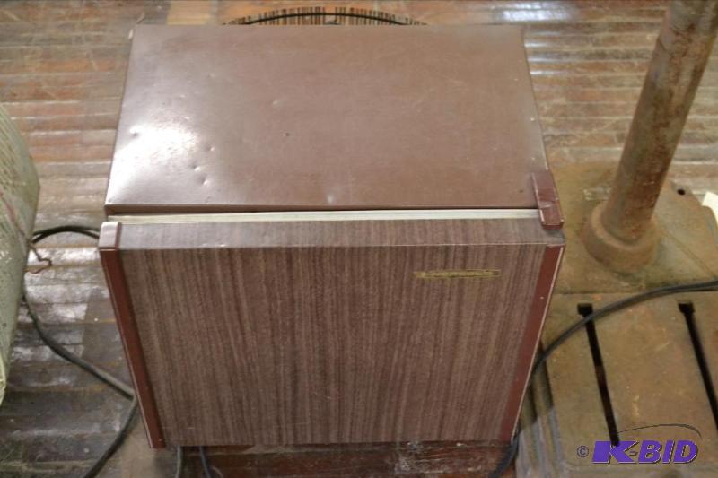 lot 7 image: Mini Fridge