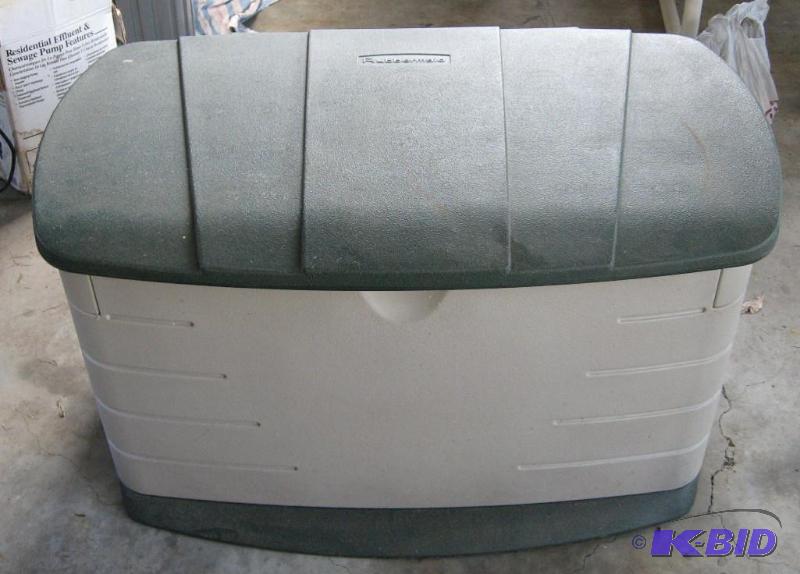 Rubbermaid Outdoor Storage Bin