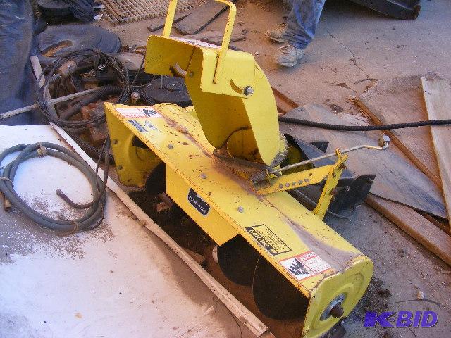 lot 10 image: John Deere Snow Blower Attachment, 36 cut. ...