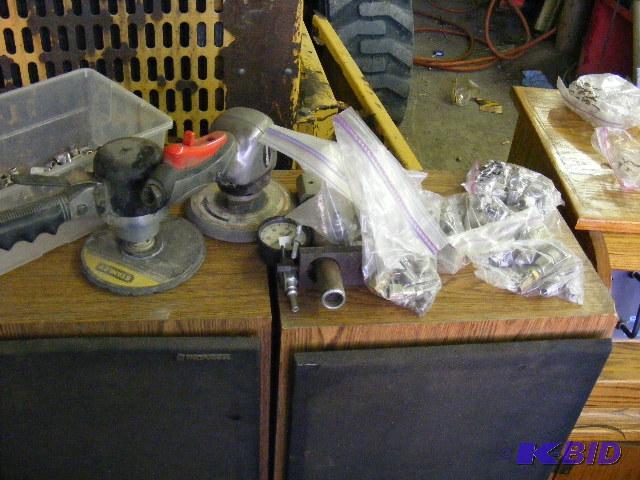 lot 17 image: Stanley Air Sander, Powermate Air Sander. Soc...