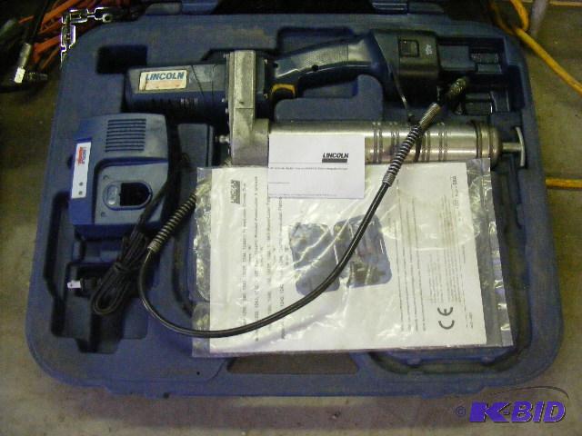 lot 22 image: Lincoln Cordless 12V Grease gun...