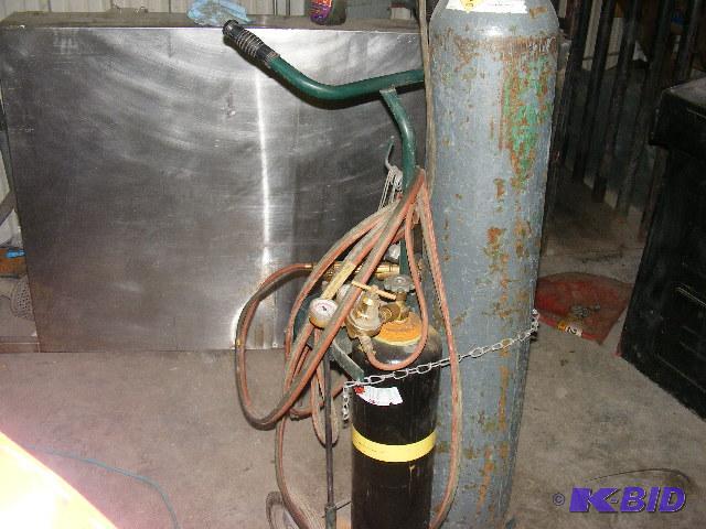 lot 32 image: Welding Torch Kit, Hoses, tips, gages and car...