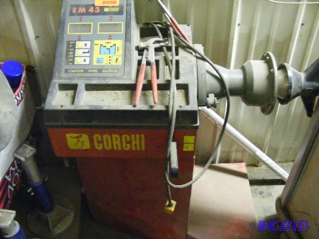 lot 40 image: EM43 Corchi Wheel Balancer, computerized. Whe...