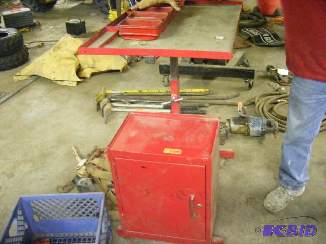 lot 43 image: Tune up Cart. no key for the locks on cabinet...