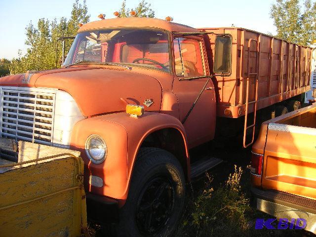 lot 6 image: 1970 International Load Star 1800 20 foot dum...