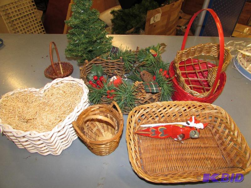 Wicker Baskets, Heart Shaped wreath, miniatur...