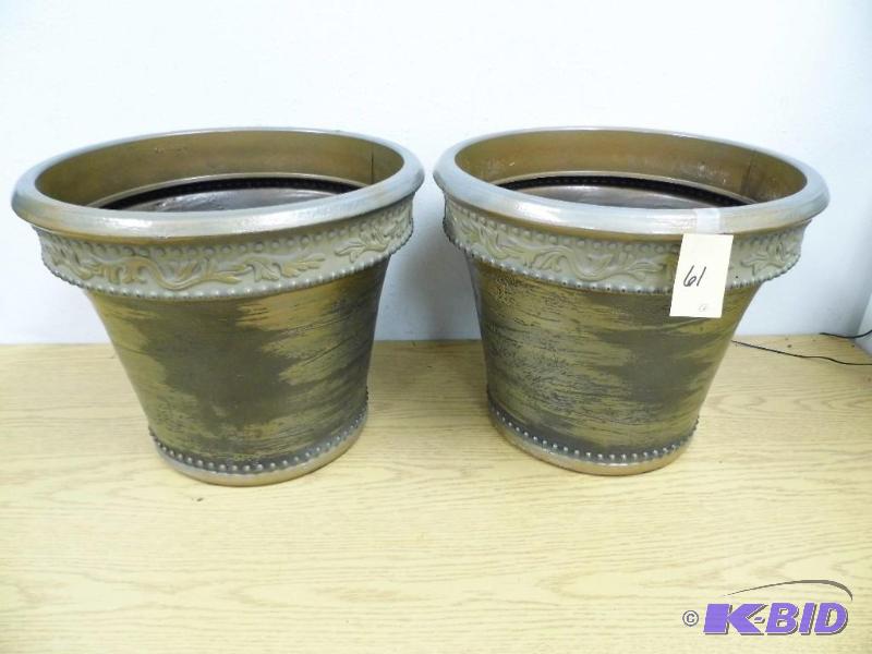 2 Plastic Pots