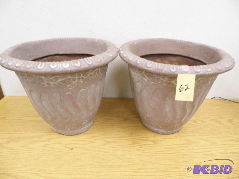2 Plastic Pots